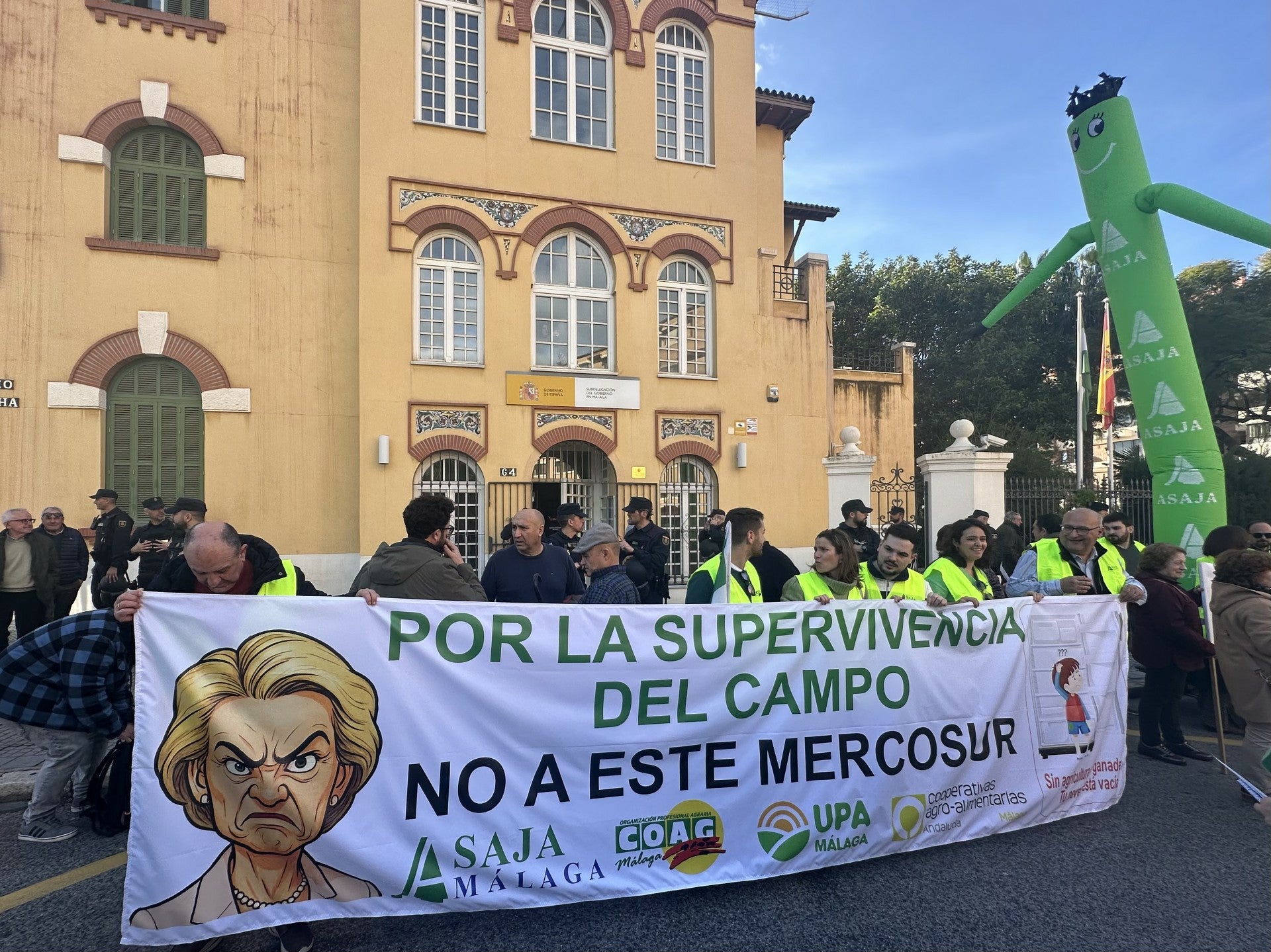 Las organizaciones agrarias se están manifestando hoy frente a la Subdelegación del Gobierno para protestar contra el acuerdo con Mercosur y la nueva PAC Las organizaciones agrarias se están manifestando hoy frente a la Subdelegación del Gobierno para protestar contra el acuerdo con Mercosur y la nueva PAC