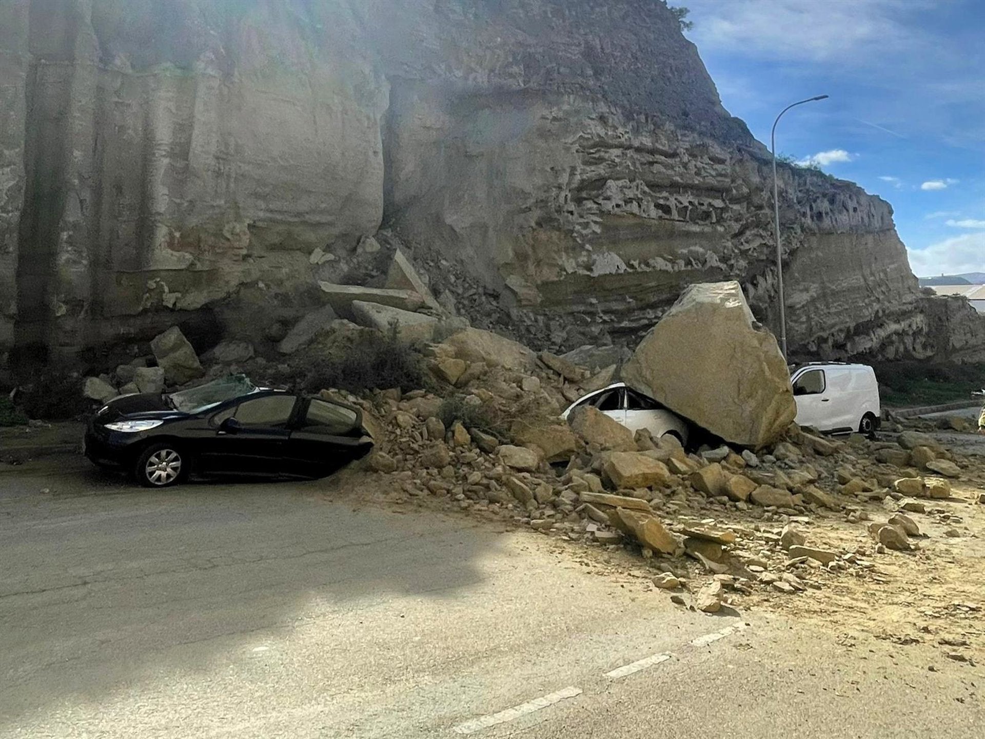 Un desprendimiento en La Juaida aplasta varios vehículos y se suma a casi 280 incidencias del temporal Un desprendimiento en La Juaida aplasta varios vehículos y se suma a casi 280 incidencias del temporal