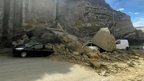 Un desprendimiento en La Juaida aplasta varios vehículos y se suma a casi 280 incidencias del temporal Derrumbe Viator