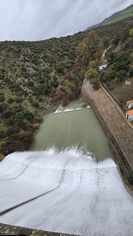 Embalse de Fresneda desembalsando agua