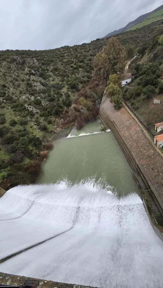 Embalse de Fresneda desembalsando agua Embalse de Fresneda desembalsando agua