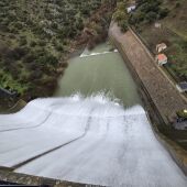 Embalse de Fresneda desembalsando agua