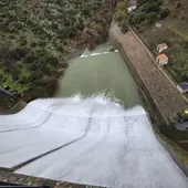 Embalse de Fresneda desembalsando agua Embalse de Fresneda desembalsando agua