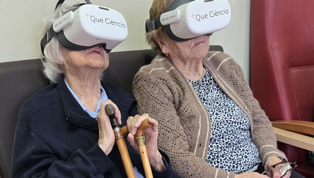 Dues usuàries gaudint d’una experiència immersiva del projecte 'Més que Ciència'