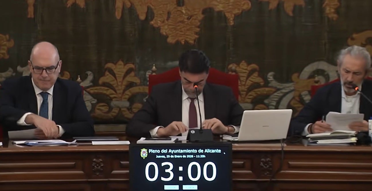 El juez tumba la pretensión de XC Business 90 S. L. de suspender la denegación de licencia de obra para los depósitos del Puerto El juez tumba la pretensión de XC Business 90 S. L. de suspender la denegación de licencia de obra para los depósitos del Puerto