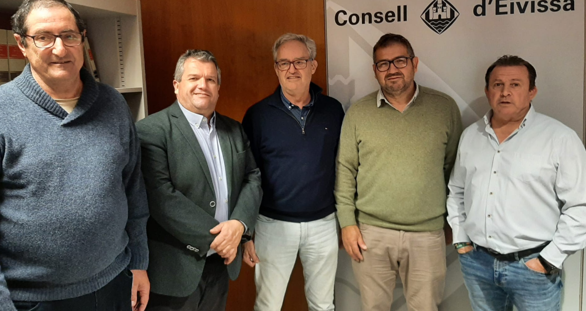 La Cofradía de Pescadores de Villajoyosa participa en Ibiza en una reunión clave para relanzar la pesca de arrastre La Cofradía de Pescadores de Villajoyosa participa en Ibiza en una reunión clave para relanzar la pesca de arrastre