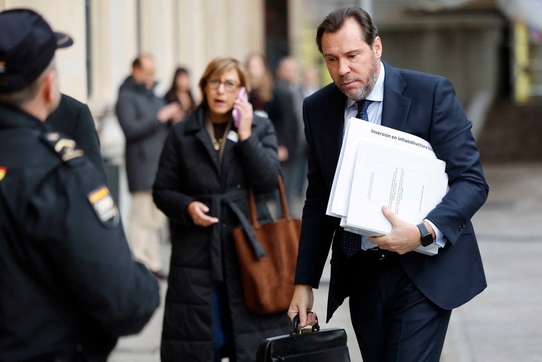 Las contradicciones de Óscar Puente tras el accidente en Adamuz: la renovación de la vía, la soldadura o el aviso a Emergencias Las contradicciones de Óscar Puente tras el accidente en Adamuz: la renovación de la vía, la soldadura o el aviso a Emergencias