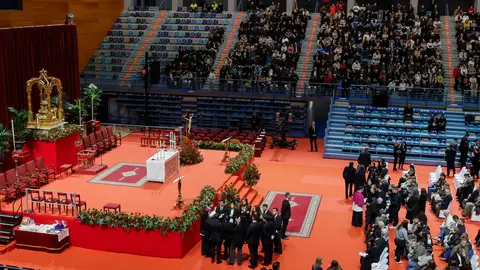 Un momento del funeral que se celebra este jueves en Huelva para acompañar a los familiares de las 45 víctimas mortales Un momento del funeral que se celebra este jueves en Huelva para acompañar a los familiares de las 45 víctimas mortales