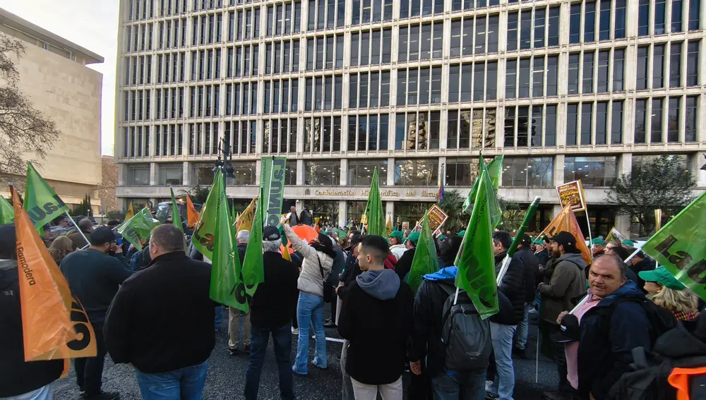 Los agricultores y ganaderos se han concentrado a las puertas de la Confederación Hidrográfica del Júcar. Los agricultores y ganaderos se han concentrado a las puertas de la Confederación Hidrográfica del Júcar.