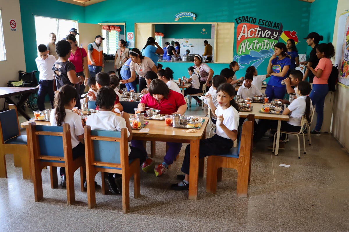 Más de la mitad de los adultos venezolanos se ven obligados a comer menos para poder alimentar a sus hijos Más de la mitad de los adultos venezolanos se ven obligados a comer menos para poder alimentar a sus hijos