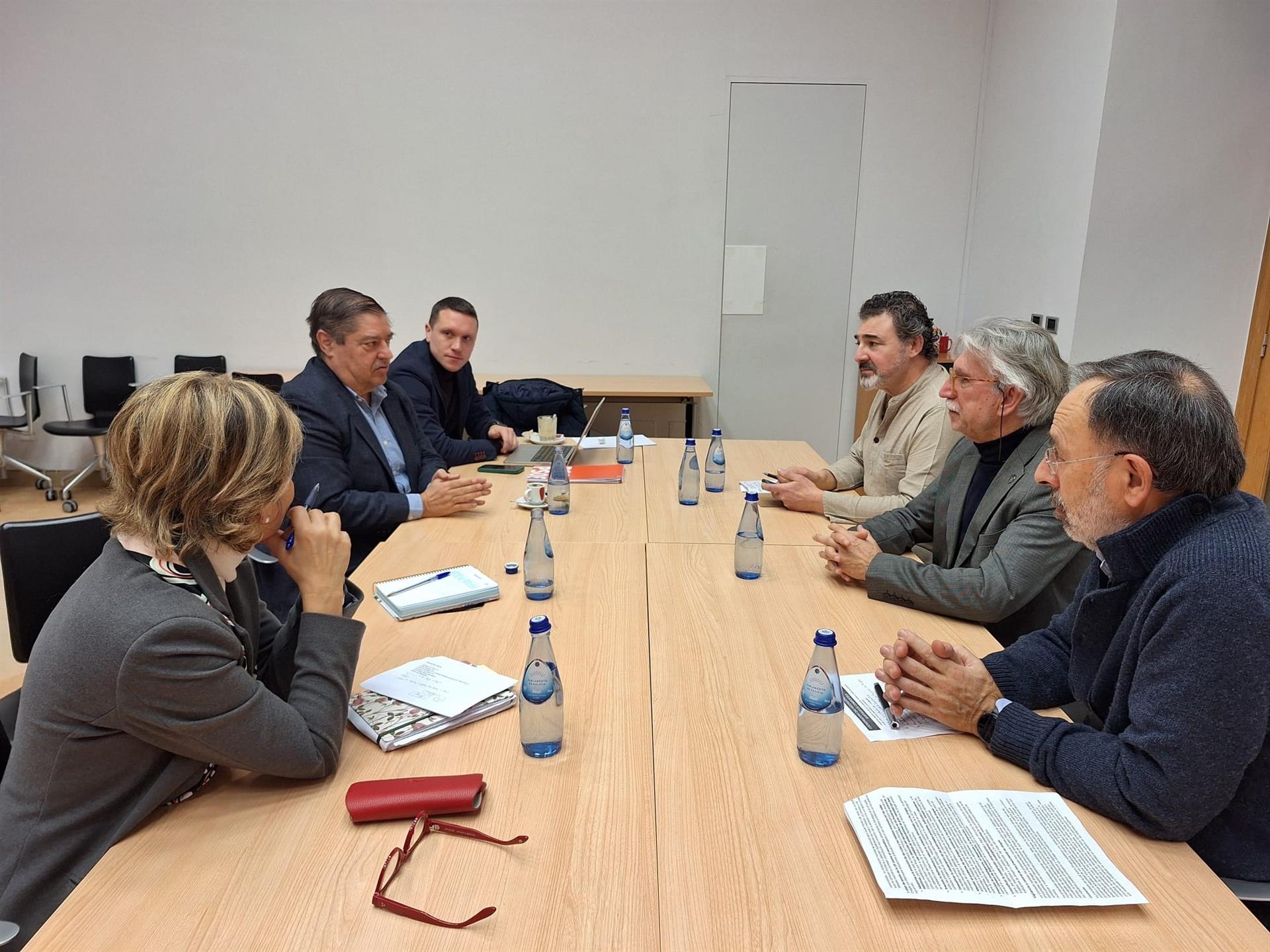 Vecinos analizan la seguridad de Santiago con el subdelegado del Gobierno, que pide colaboración ciudadana Vecinos analizan la seguridad de Santiago con el subdelegado del Gobierno, que pide colaboración ciudadana