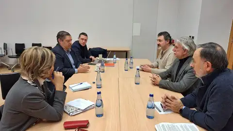 Vecinos analizan la seguridad de Santiago con el subdelegado del Gobierno, que pide colaboración ciudadana Vecinos analizan la seguridad de Santiago con el subdelegado del Gobierno, que pide colaboración ciudadana