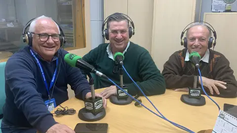 Moncho Galindo, junto a Juan Gómez Ayala, presidente del Banco de Alimentos de la Región de Murcia y Emilio Ruíz Más de Uno Cartagena