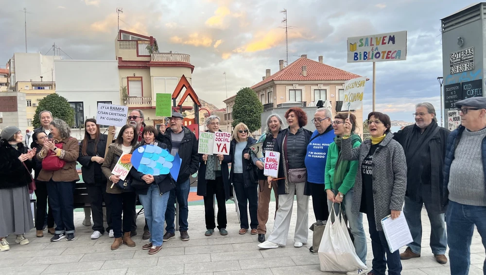Los vecinos del Raval Roig se manifestarán todos los últimos jueves de cada mes Los vecinos del Raval Roig se manifestarán todos los últimos jueves de cada mes