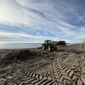 El Ayuntamiento de Estepona intensifica la limpieza de las playas por el temporal y retira más de 2.500 metros cúbicos de cañas El Ayuntamiento de Estepona intensifica la limpieza de las playas por el temporal y retira más de 2.500 metros cúbicos de cañas
