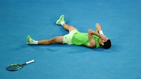 Alcaraz gana a Zverev en un duelo de más de cinco horas y alcanza la final en Australia. Alcaraz gana a Zverev en un duelo de más de cinco horas y alcanza la final en Australia.