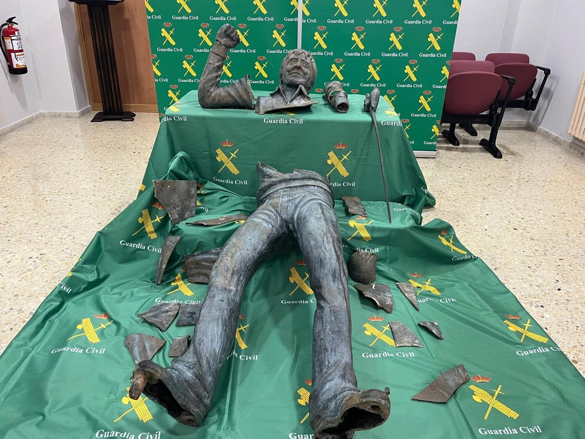 Un detenido por el robo de la estatua de Seve Ballesteros, que aparece en varios trozos Un detenido por el robo de la estatua de Seve Ballesteros, que aparece en varios trozos