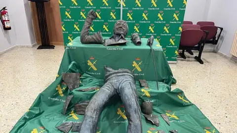 Un detenido por el robo de la estatua de Seve Ballesteros, que aparece en varios trozos Un detenido por el robo de la estatua de Seve Ballesteros, que aparece en varios trozos