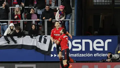 Budimir celebra su gol con Moncayola, que le puso un gran centro Budimir celebra su gol con Moncayola, que le puso un gran centro
