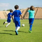 Niños jugando al fútbol