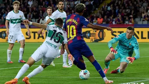 Jugada en el encuentro entre el FC Barcelona y en Elche CF disputado en la primera vuelta de la Liga 2025/2026. Jugada en el encuentro entre el FC Barcelona y en Elche CF disputado en la primera vuelta de la Liga 2025/2026.
