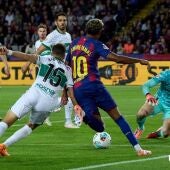 Jugada en el encuentro entre el FC Barcelona y en Elche CF disputado en la primera vuelta de la Liga 2025/2026.
