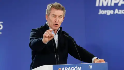 El presidente del PP, Alberto Núñez Feijóo, durante un acto electoral en apoyo al candidato popular a la presidencia de Aragón, Jorge Azcón El presidente del PP, Alberto Núñez Feijóo, durante un acto electoral en apoyo al candidato popular a la presidencia de Aragón, Jorge Azcón