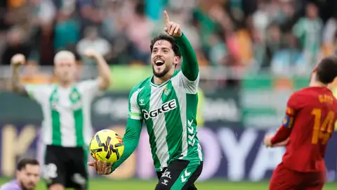 El centrocampista del Real Betis Pablo Fornals celebra tras anotar el 2-1 durante el encuentro correspondiente a la jornada 22 de LaLiga EA Sports disputado este domingo entre el Real Betis y el Valencia CF en el estadio de La Cartuja en Sevilla. El centrocampista del Real Betis Pablo Fornals celebra tras anotar el 2-1 durante el encuentro correspondiente a la jornada 22 de LaLiga EA Sports disputado este domingo entre el Real Betis y el Valencia CF en el estadio de La Cartuja en Sevilla.