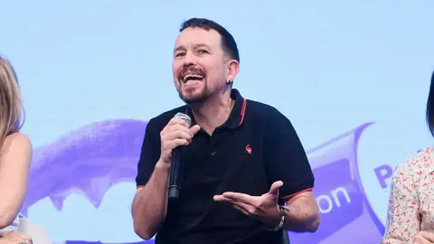 Pablo Iglesias rechaza la invitación de Pérez Reverte: "Es como Julio Iglesias organizando unas jornadas sobre feminismo" Pablo Iglesias rechaza la invitación de Pérez Reverte: "Es como Julio Iglesias organizando unas jornadas sobre feminismo"