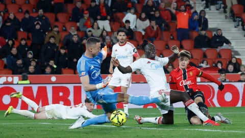 El centrocampista del Mallorca Pablo Torre (d) dispara a puerta para marcar su gol, cuarto del equipo balear, durante el encuentro correspondiente a la jornada 22 de LaLiga que RCD Mallorca y Sevilla FC disputan hoy lunes en el estadio de Son Moix, en la capital balear