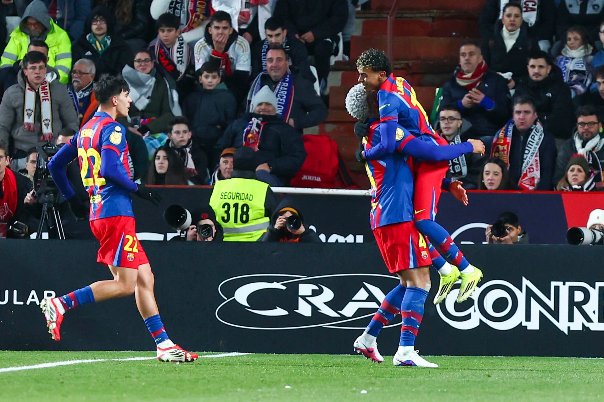 Araújo y Lamine Yamal celebran los goles de la victoria del Barça ante el Albacete en Copa del Rey Araújo y Lamine Yamal celebran los goles de la victoria del Barça ante el Albacete en Copa del Rey