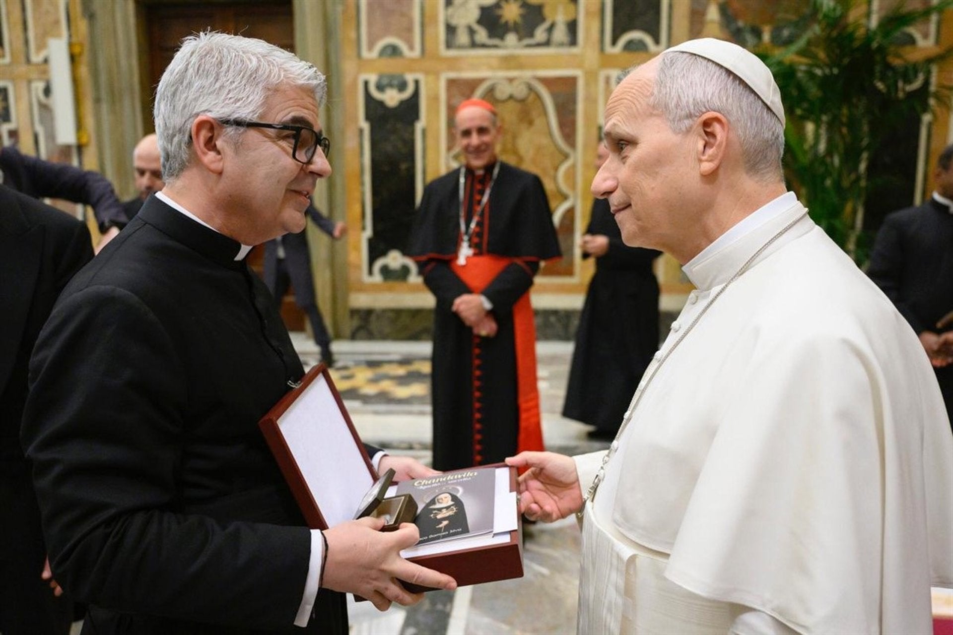 El Papa León IV recibe un libro y una película sobre el Santuario de Chandavila de La Codosera El Papa León IV recibe un libro y una película sobre el Santuario de Chandavila de La Codosera