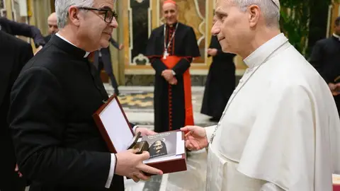 El Papa León IV recibe un libro y una película sobre el Santuario de Chandavila de La Codosera El Papa León IV recibe un libro y una película sobre el Santuario de Chandavila de La Codosera
