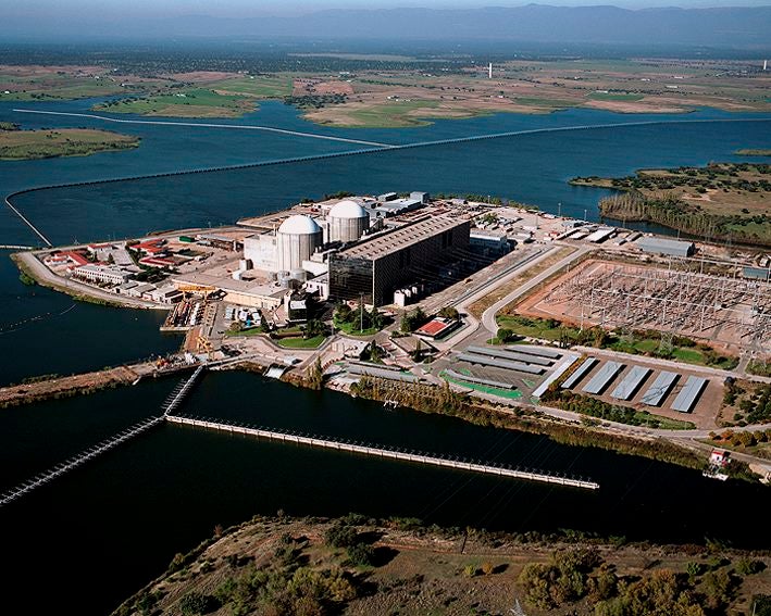 Prolongar la vida de Almaraz sumaría más de 3.800 millones de euros a la factura de la luz, según Greenpeace Prolongar la vida de Almaraz sumaría más de 3.800 millones de euros a la factura de la luz, según Greenpeace