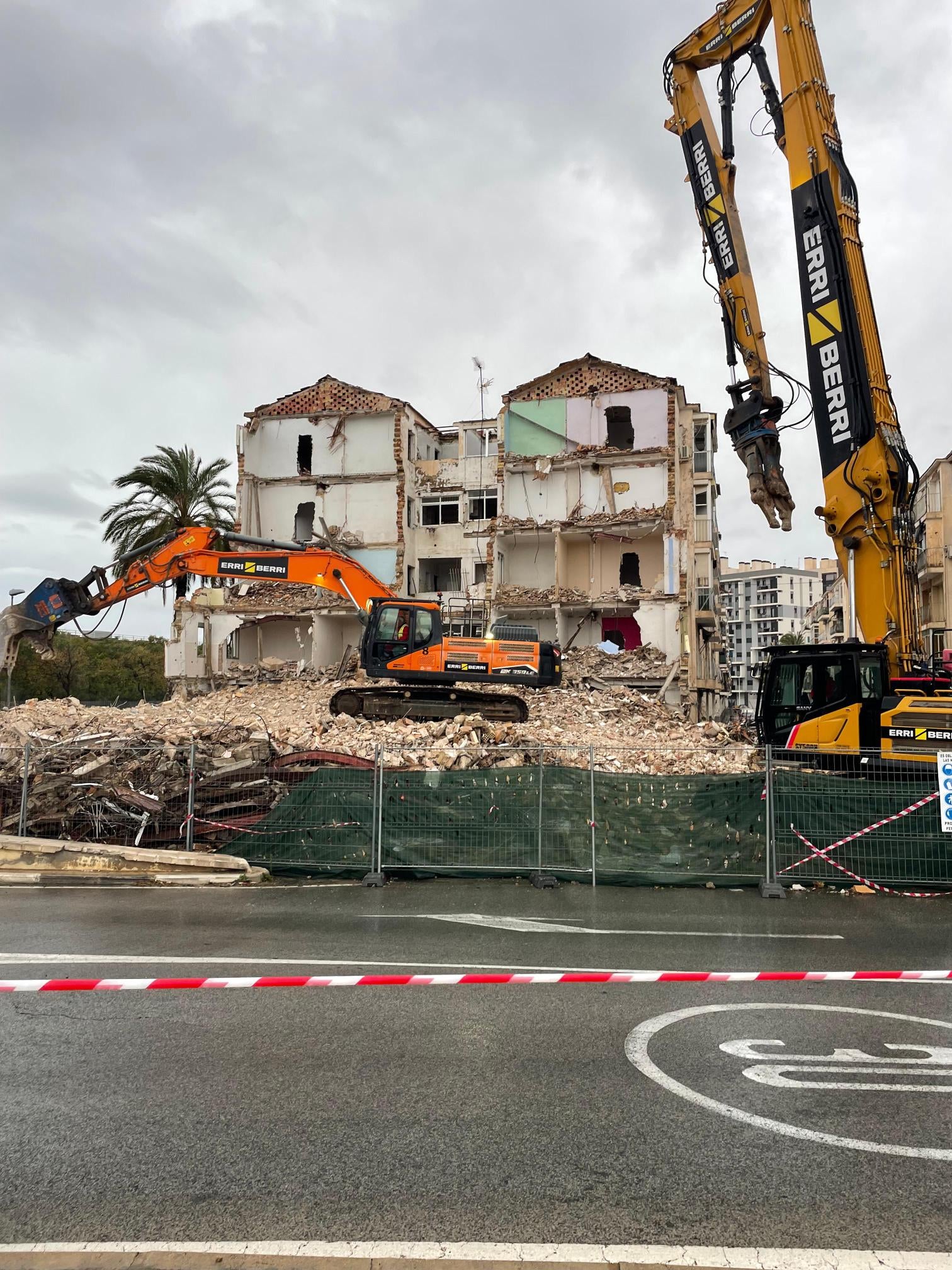 Comienzan en el barrio de San Antón de Elche los trabajos de demolición del bloque 11 Comienzan en el barrio de San Antón de Elche los trabajos de demolición del bloque 11