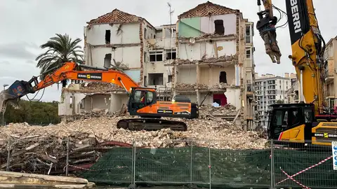 Trabajos de demolición del bloque 11 de San Antón de Elche. Trabajos de demolición del bloque 11 de San Antón de Elche.