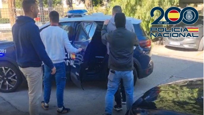 La Policía Nacional ha detenido en Málaga a un hombre, de 45 años, y a su pareja sentimental, una mujer de 44 años, por presunta estafa mediante el engaño sentimental a otras mujeres La Policía Nacional ha detenido en Málaga a un hombre, de 45 años, y a su pareja sentimental, una mujer de 44 años, por presunta estafa mediante el engaño sentimental a otras mujeres
