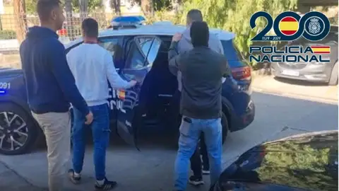 La Policía Nacional ha detenido en Málaga a un hombre, de 45 años, y a su pareja sentimental, una mujer de 44 años, por estafa mediante el engaño sentimental a otras mujeres La Policía Nacional ha detenido en Málaga a un hombre, de 45 años, y a su pareja sentimental, una mujer de 44 años, por estafa mediante el engaño sentimental a otras mujeres