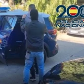 La Policía Nacional ha detenido en Málaga a un hombre, de 45 años, y a su pareja sentimental, una mujer de 44 años, por estafa mediante el engaño sentimental a otras mujeres La Policía Nacional ha detenido en Málaga a un hombre, de 45 años, y a su pareja sentimental, una mujer de 44 años, por estafa mediante el engaño sentimental a otras mujeres