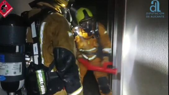 Efectivos de bomberos en el interior del hostal de El Altet de Elche durante el incendio.