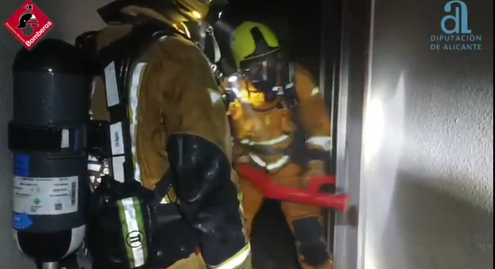 Rescatadas 13 personas en el hostal de El Altet de Elche tras un incendio en su área de Recepción Rescatadas 13 personas en el hostal de El Altet de Elche tras un incendio en su área de Recepción