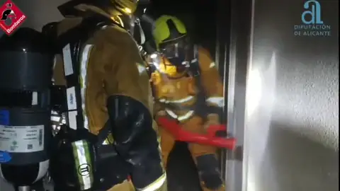 Efectivos de bomberos en el interior del hostal de El Altet de Elche durante el incendio. Efectivos de bomberos en el interior del hostal de El Altet de Elche durante el incendio.