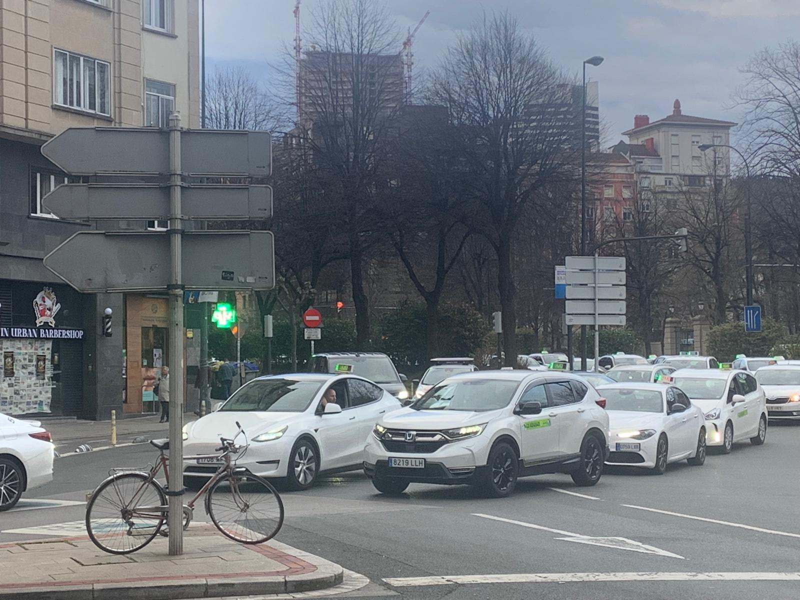 Taxistas vascos se movilizan contra los "abusos" de las plataforma de los VTC Taxistas vascos se movilizan contra los "abusos" de las plataforma de los VTC