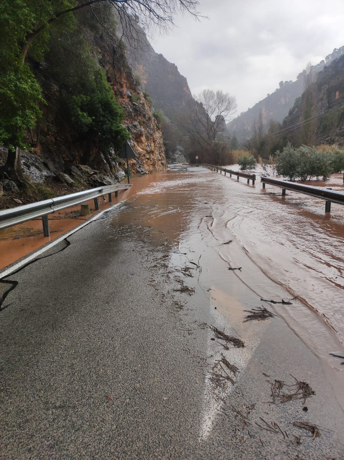 Leonardo provoca cortes de carreteras, ríos desbordados y embalses con mucha más agua Leonardo provoca cortes de carreteras, ríos desbordados y embalses con mucha más agua