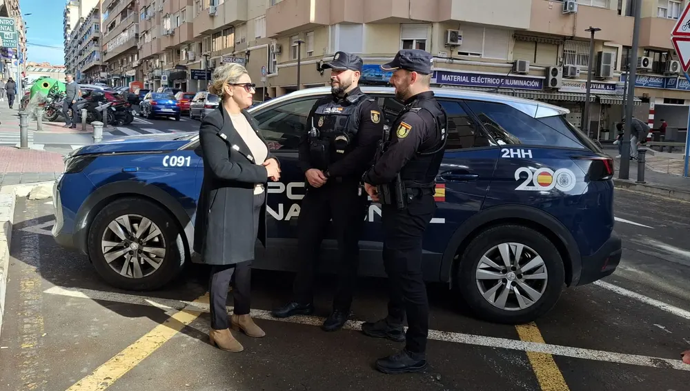 La madre agradece su intervención a los agentes La madre agradece su intervención a los agentes