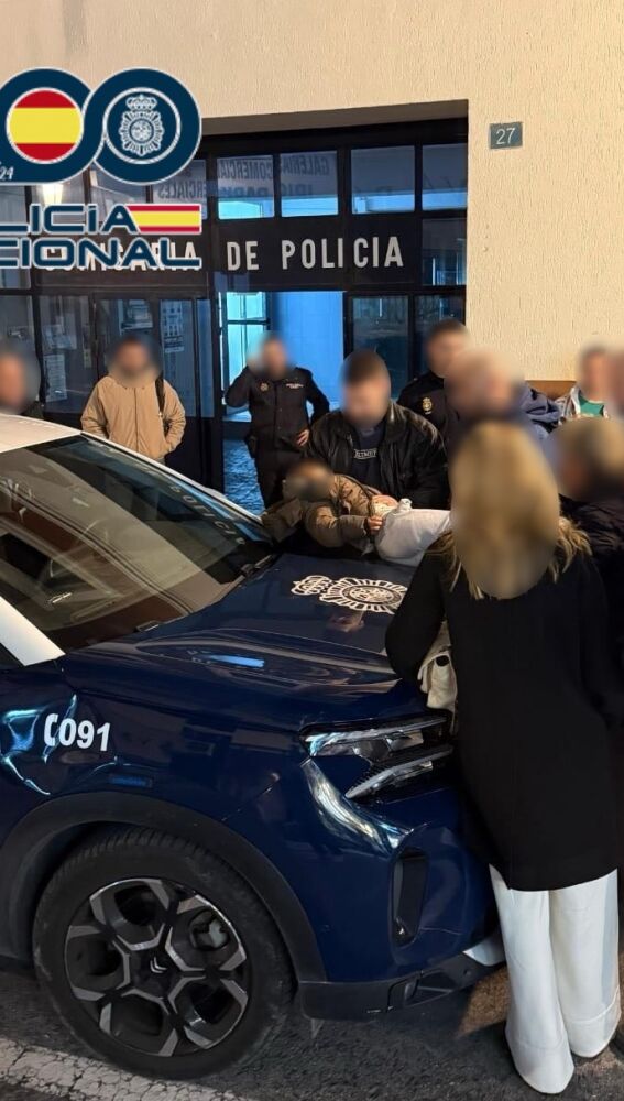 Los agentes atienden al menor 