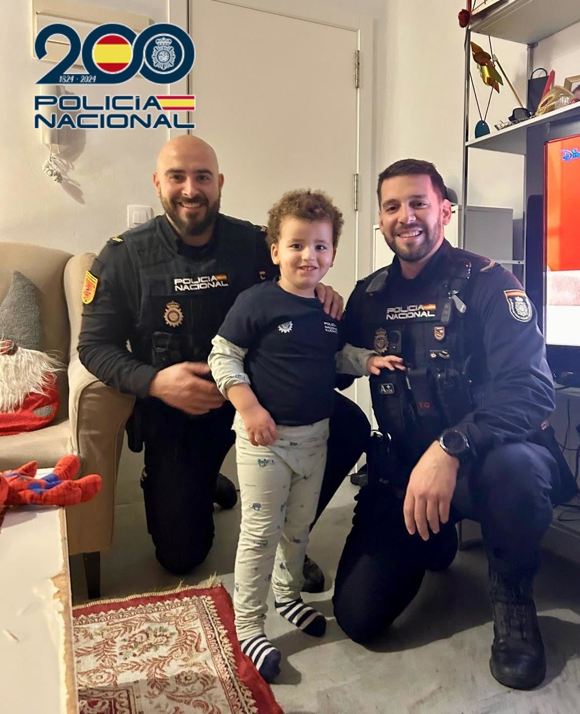 Dos agentes de la Policía Nacional salvan la vida a un niño de tres años en Alicante Dos agentes de la Policía Nacional salvan la vida a un niño de tres años en Alicante