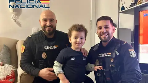 El menor junto a sus dos salvadores: un vínculo para toda la vida El menor junto a sus dos salvadores: un vínculo para toda la vida