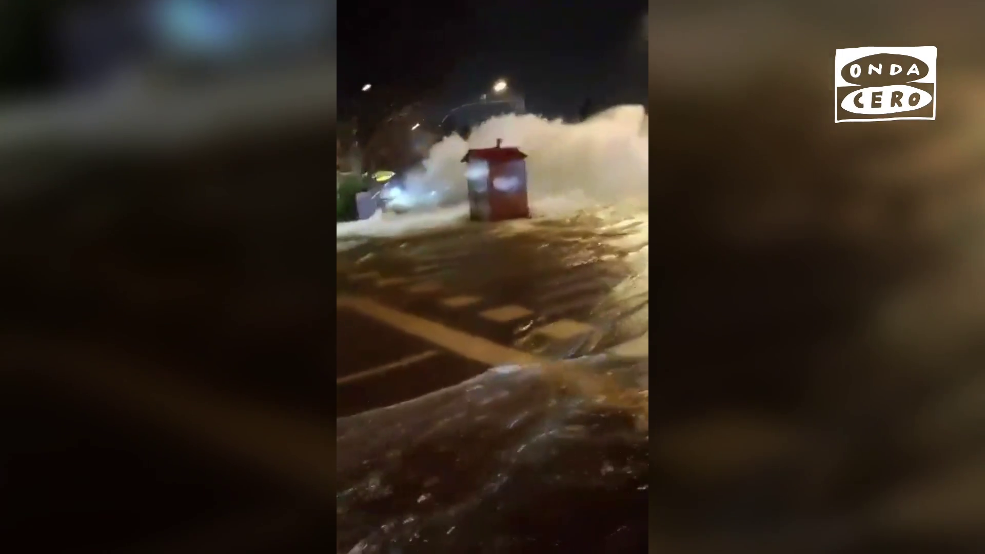 La rotura de una tubería corta el servicio de la línea 8 de Metro de Madrid e inunda la M14 y el túnel de acceso al aeropuerto La rotura de una tubería corta el servicio de la línea 8 de Metro de Madrid e inunda la M14 y el túnel de acceso al aeropuerto