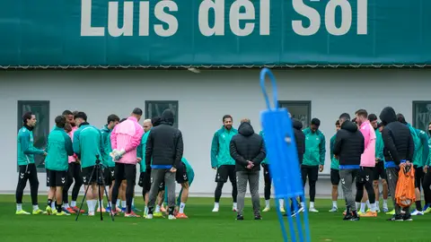 Charla de los jugadores del Betis antes del entrenamiento en la Ciudad Deportiva Luis del Sol. Charla de los jugadores del Betis antes del entrenamiento en la Ciudad Deportiva Luis del Sol.